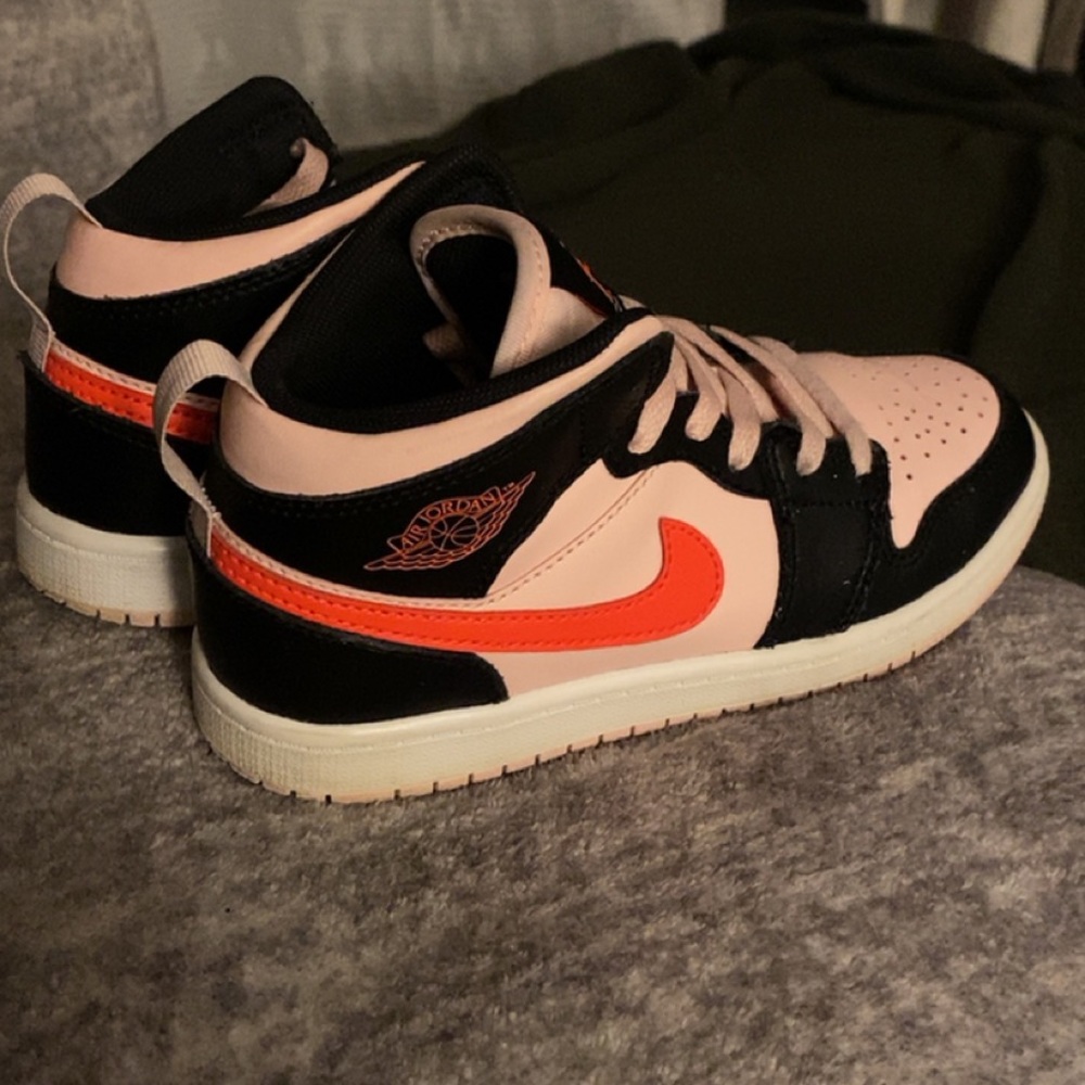 Nike Jordan 1 Mid (PS)
Athmosphere/Infrared 23/Black
Size US 1Y